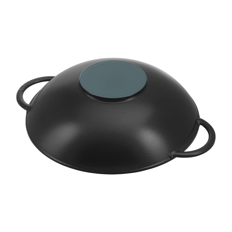 Wok redondo de hierro colado de Staub, perfecto para cocina asiática. Diámetro 37cm, apto para inducción y horno. 