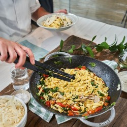 Wok redondo de hierro colado de Staub, perfecto para cocina asiática. Diámetro 37cm, apto para inducción y horno. 