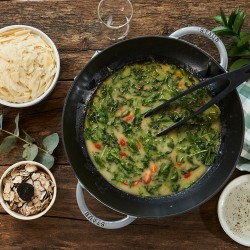 Wok redondo de hierro colado de Staub, perfecto para cocina asiática. Diámetro 37cm, apto para inducción y horno. 