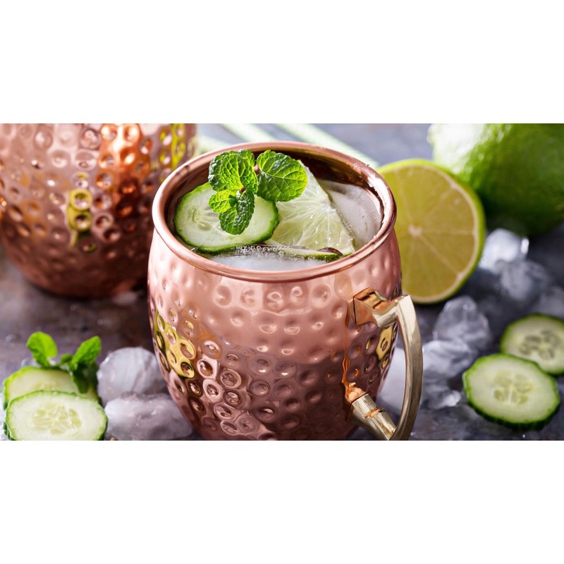 Jarra para mojitos de acero inoxidable con asa dorada.