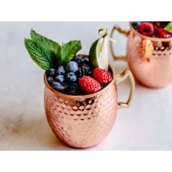 Jarra para mojitos de acero inoxidable con asa dorada.