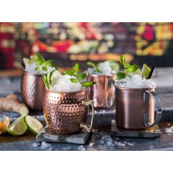 Jarra para mojitos de acero inoxidable con asa dorada.