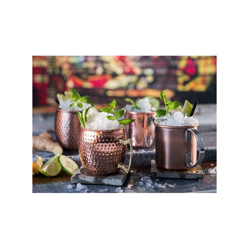 Jarra para mojitos de acero inoxidable con asa dorada.