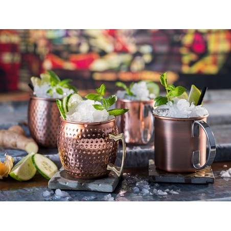 Jarra para mojitos de acero inoxidable con asa dorada.