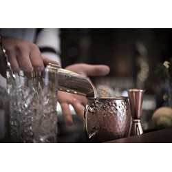 Jarra coctelera de acero inoxidable con diseño antiguo 