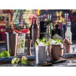 Jarra coctelera de acero inoxidable con diseño antiguo 