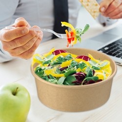 Ensaladera de cartón kraft con tapa 500 ml: Sostenibilidad y estilo.